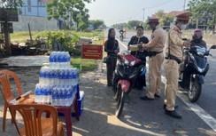 Xúc động hình ảnh CSGT phát nước, sữa cho người đi đường dưới trời nắng
