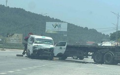 Xe cứu thương va vào ô tô đầu kéo, 1 bệnh nhân tử vong