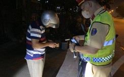 Xử lý nồng độ cồn ở vùng biên: Chồng vi phạm, vợ níu áo CSGT khóc xin tha