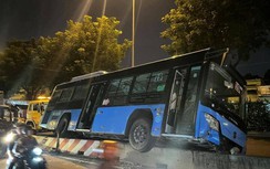 TP.HCM: Xe buýt húc đổ biển báo, nằm vắt vẻo trên dải phân cách