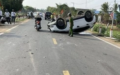 Video TNGT 20/5: Xe con lật ngửa sau va chạm với xe tải