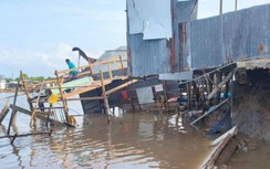 Sạt lở chợ nhà lồng ở Cà Mau, 2 căn nhà lọt xuống sông