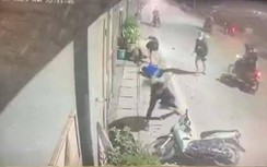 Nhóm thanh thiếu niên dùng chai bia, dao phóng lợn đánh nhau như giang hồ