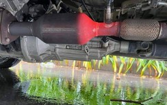 Bầu xúc tác khí thải nóng đỏ như sắt nung, nguy cơ cháy ô tô hiện hữu