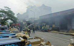 Cháy lớn ở khu đô thị Đền Lừ, lan từ xưởng nội thất sang dãy nhà kho