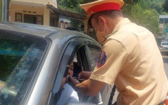 Người vi phạm bất ngờ vì CSGT về tận làng xử lý nồng độ cồn giữa trưa nắng