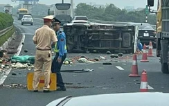 Tai nạn trên cao tốc Pháp Vân - Cầu Giẽ, xe chở hoa quả lật giữa đường