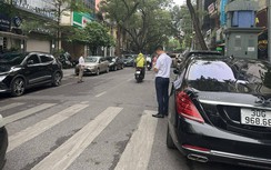 Hà Nội: Biển đỗ xe ngày chẵn lẻ vô tác dụng, sao không dẹp?