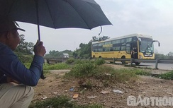Người dân vẫn xé rào vào cao tốc Nội Bài - Lào Cai bắt xe khách