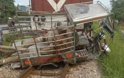 Xe tự chế cố tình vượt đường sắt ở Hải Phòng làm 2 người thương vong