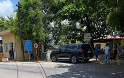 Ô tô tông 2 bé chơi trước cửa nhà khiến 1 cháu bé tử vong tại chỗ