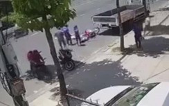 Tai nạn ở Cà Mau: Xe máy chở 3 tông xe tải, 2 học sinh tử vong