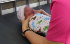 Phú Thọ: Xót xa bé trai còn đỏ hỏn bị bỏ rơi bên đường