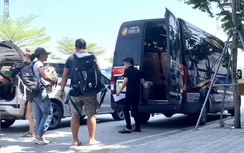 Xe du lịch trá hình lộng hành: Gom khách khắp nội thành, thu tiền tươi