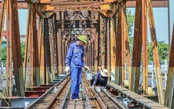 Công nhân đường sắt đội nắng duy tu cầu trăm tuổi Long Biên
