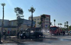 Xe ô tô 9 chỗ bốc cháy trơ khung tại vòng xuyến trên đường Bùi Viện