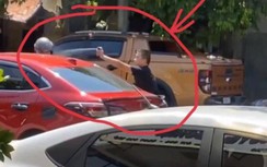 Tài xế ô tô xịt hơi cay vào mặt người đi xe máy sau va chạm giao thông