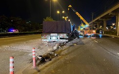 Xe đầu kéo cày nát dải phân cách trên xa lộ Hà Nội, dầu nhớt đầy đường