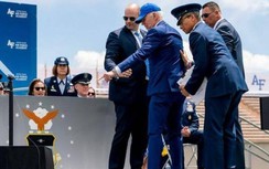 Sức khỏe Tổng thống Mỹ ra sao sau khi vấp ngã trên sân khấu?