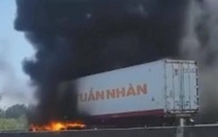 Xe đầu kéo đang dừng bỗng nhiên bốc cháy ngùn ngụt trên QL1