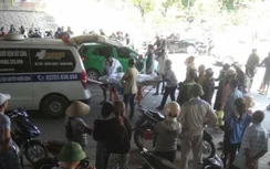 Ngã ra đường sau va chạm với xe con, người đàn ông bị ô tô tải cán tử vong