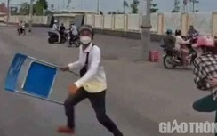 Công an vận động thanh niên chặn xe cứu thương, đập vỡ kính trình diện