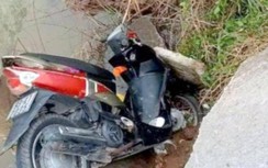 Bất chấp cảnh báo, 1 phụ nữ bị ngã xuống mố cầu ở Cà Mau