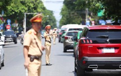 Căng mình giữa nắng nóng hỗ trợ thí sinh Nghệ An thi vào lớp 10