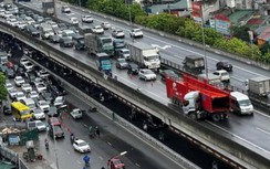 Xe container đâm vỡ lan can đường Vành đai 3, bê tông rơi xuống đường