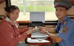 Khách lơ đễnh bỏ quên cả túi tiền trên tàu