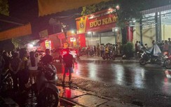 Truy tìm kẻ dùng búa đập vỡ tủ, rút súng bắn con chủ tiệm vàng bị thương