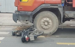 Bị kéo lê nhiều mét, nam thanh niên bò từ gầm xe ben nằm gục trên lề đường