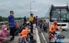 6 ô tô tông nhau trên cầu khi xe phía trước phanh gấp