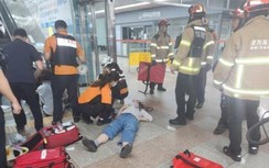 Video thang cuốn tàu điện ngầm bất ngờ đảo chiều, khiến hành khách ngã nhào