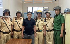 Đối tượng lừa đảo bị CSGT bắt giữ vì ô tô hết hạn kiểm định