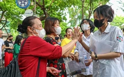 Những cái đập tay, ôm chặt tiếp lửa cho sĩ tử Hà Nội thi vào lớp 10