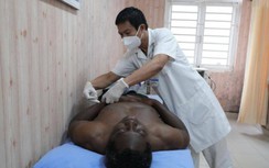 Người đàn ông Canada liệt 8 năm được bác sĩ TP.HCM chữa khỏi