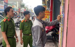 Buộc nhóm người in dán 10.000 tờ quảng cáo hút bể phốt trên phố phải bóc gỡ