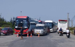 Khách vạ vật 3-4 tiếng chờ qua phà Gót để rời đảo Cát Bà giữa trưa nắng