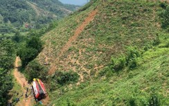 Phú Thọ: Xe khách lao xuống vực, nhiều người bị thương