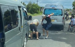 Tài xế, phụ xe khách lao vào đánh người đi xe máy sau va chạm