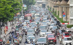 Đường Nguyễn Trãi ùn tắc dài cả km sau rào chắn dựng “lô cốt”