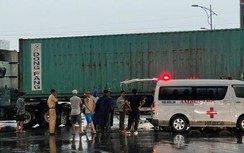Hai mẹ con tử vong dưới bánh xe container
