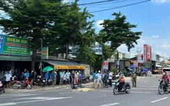 Hai xe máy va chạm, nữ sinh bị xe ben cán tử vong