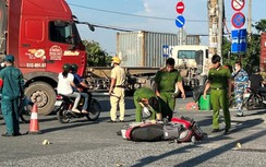 TP.HCM: Hai cha con va chạm xe đầu kéo, người cha tử vong tại chỗ