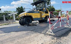 Video TNGT 15/6: Một phụ nữ đi xe máy tử vong tại chỗ sau va chạm với xe lu