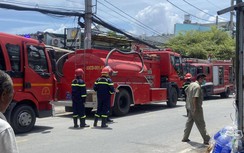 Xưởng gỗ ở TP Thủ Đức bốc cháy dữ dội lúc giữa trưa