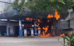 Cây xăng bốc cháy dữ dội, thiêu rụi 3 trụ bơm, 1 xe máy