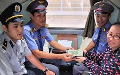 Hành khách mừng rỡ nhận lại hơn 70 triệu đồng bỏ quên trên tàu