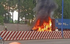 Xe container cháy trơ khung trên đường ở Bình Dương